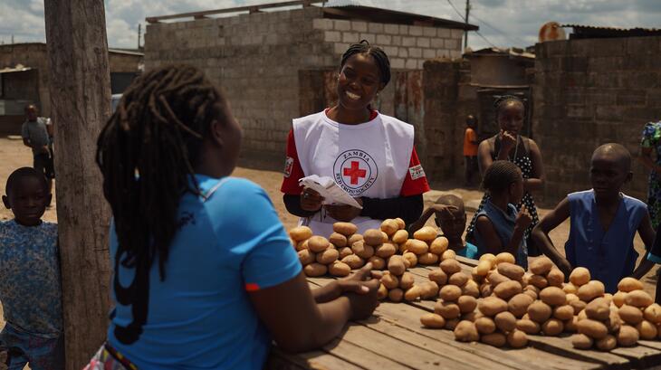 Anedy is a volunteer for the Zambia Red Cross. Now she goes door to door to spread information on the cholera outbreak in Zambia. One of the hard affected areas is Kanyama, Lusaka.